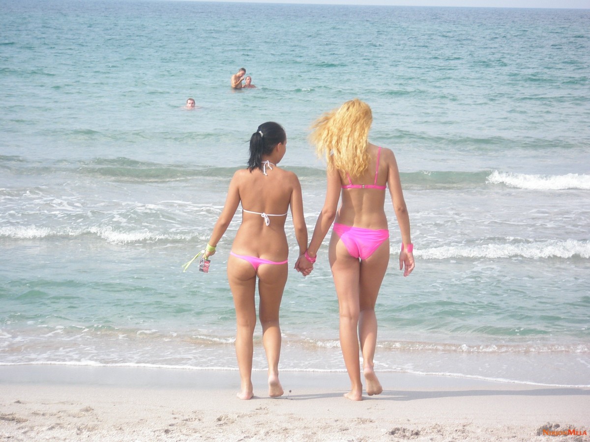 Nudism-Beach-Party-82663273.jpg