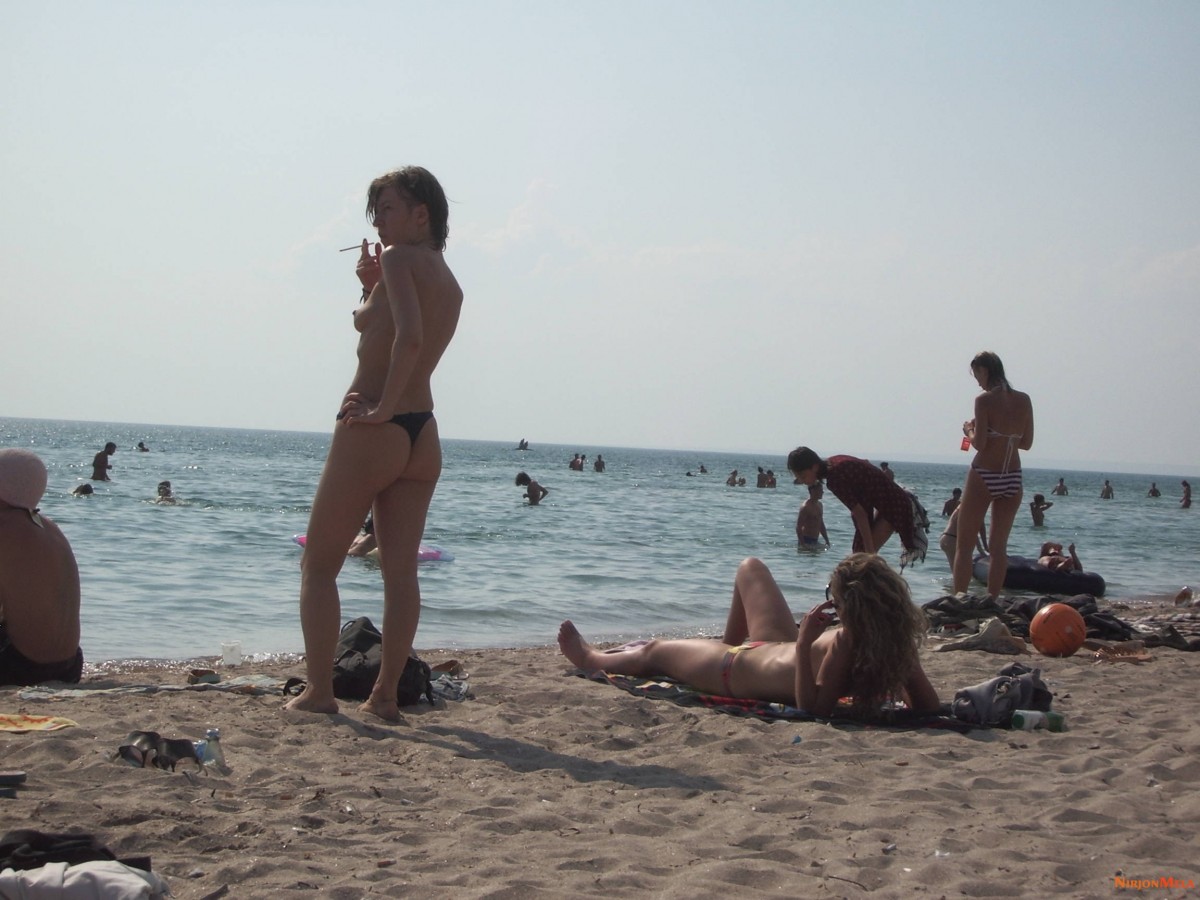 Nudism-Beach-Party-82670016.jpg