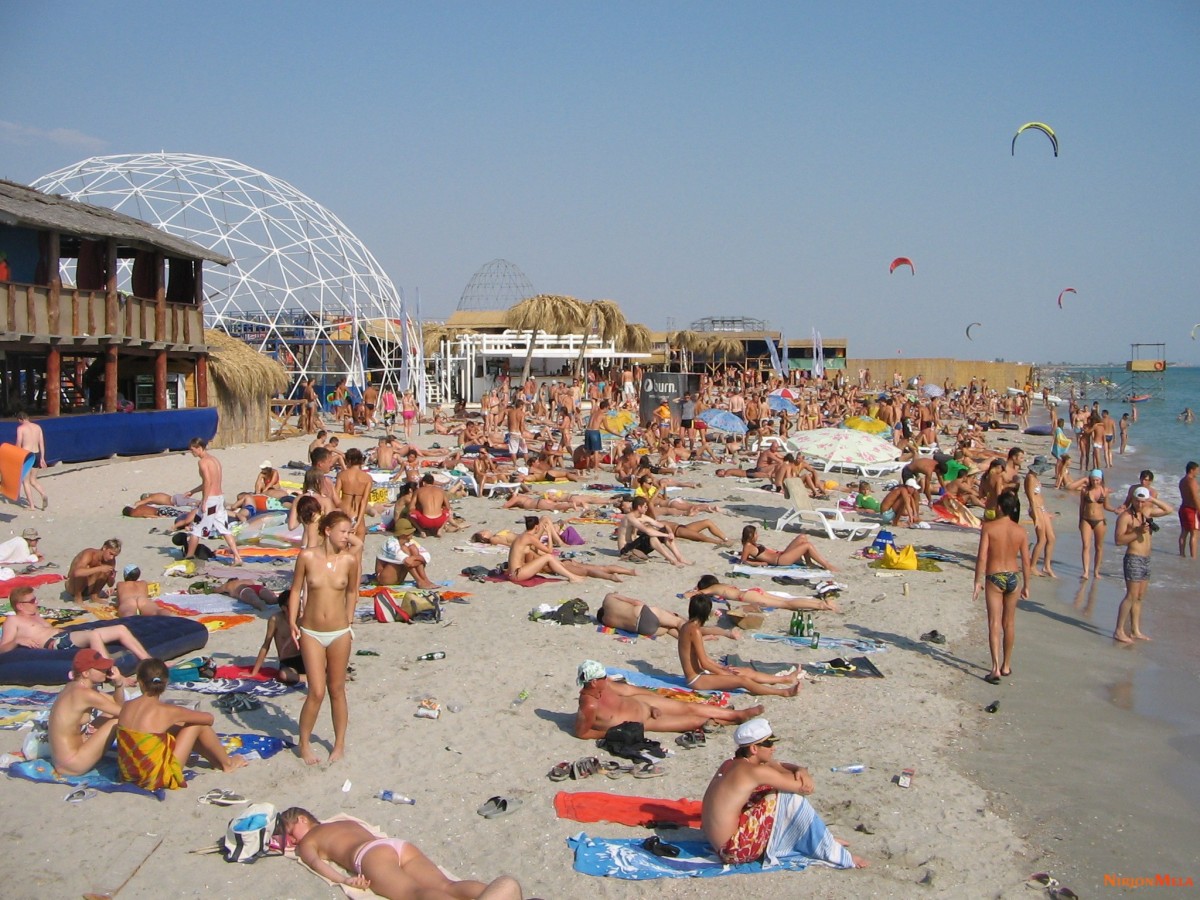 Nudism-Beach-Party-82670941.jpg