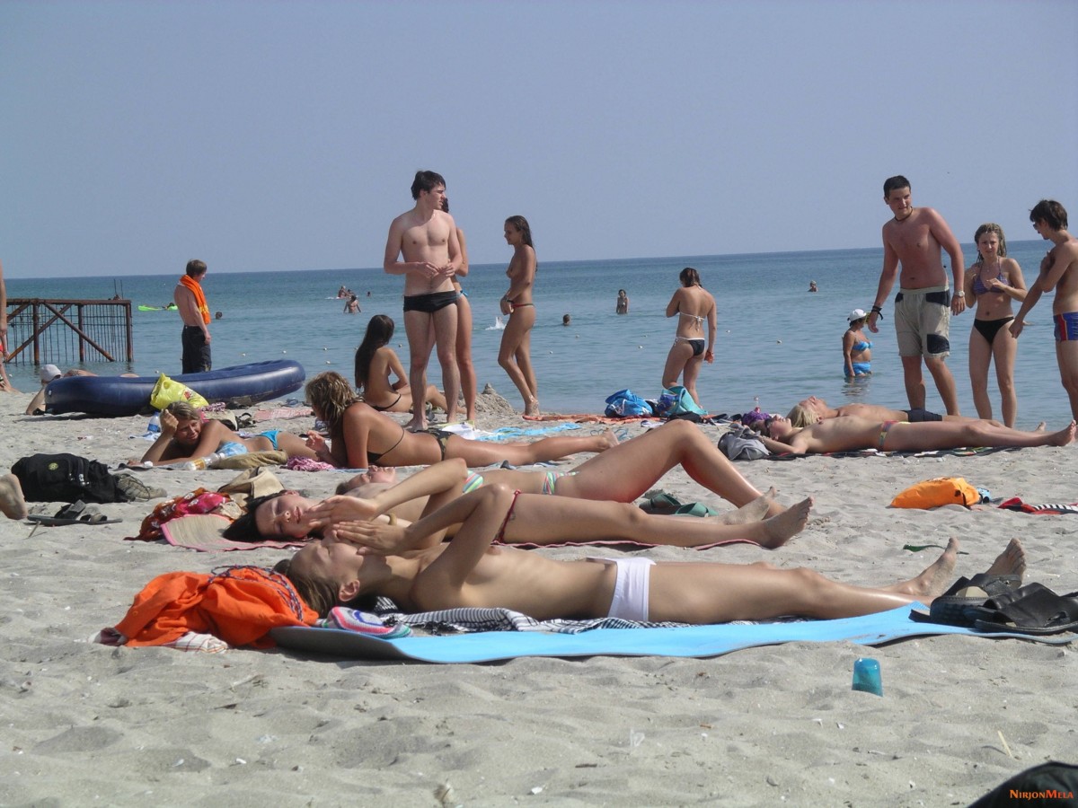 Nudism-Beach-Party-82862495.jpg