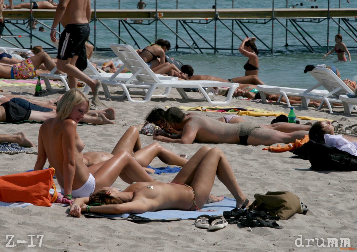 Nudism-Beach-Party-83187133.jpg