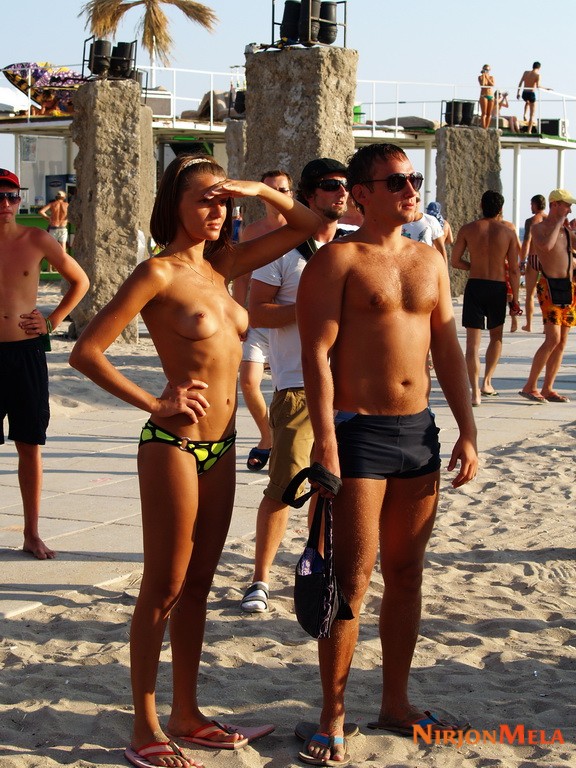 Nudism-Beach-Party-83202277.jpg