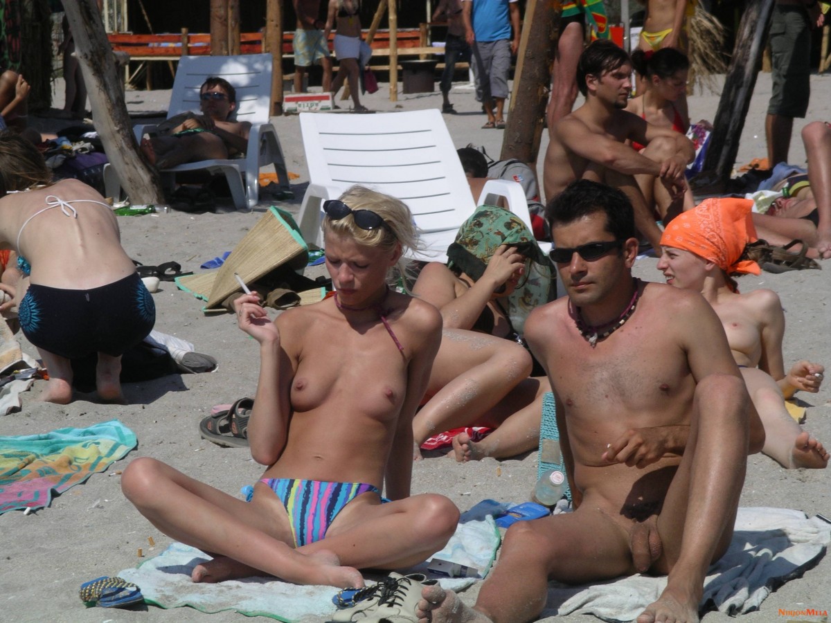 Nudism-Beach-Party-83684351.jpg