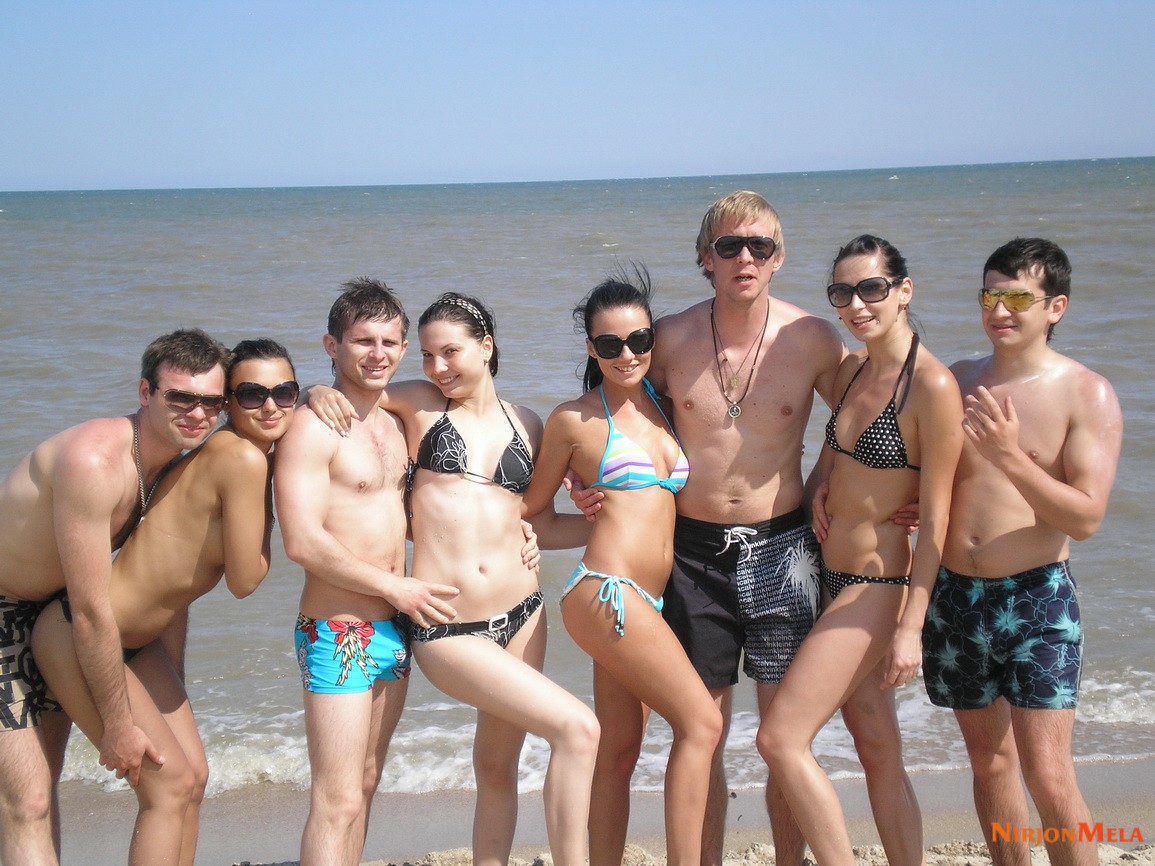 Nudism-Beach-Party-83860752.jpg