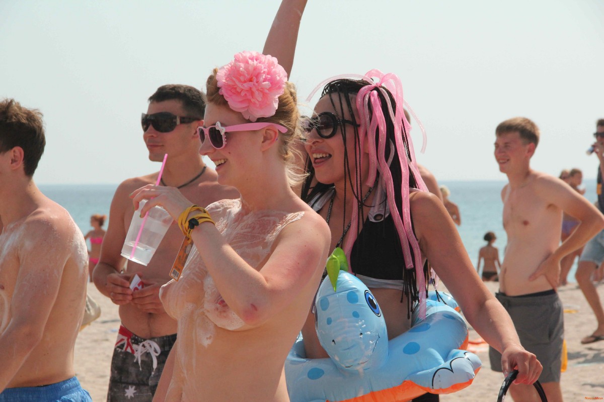 Nudism-Beach-Party-84311562.jpg