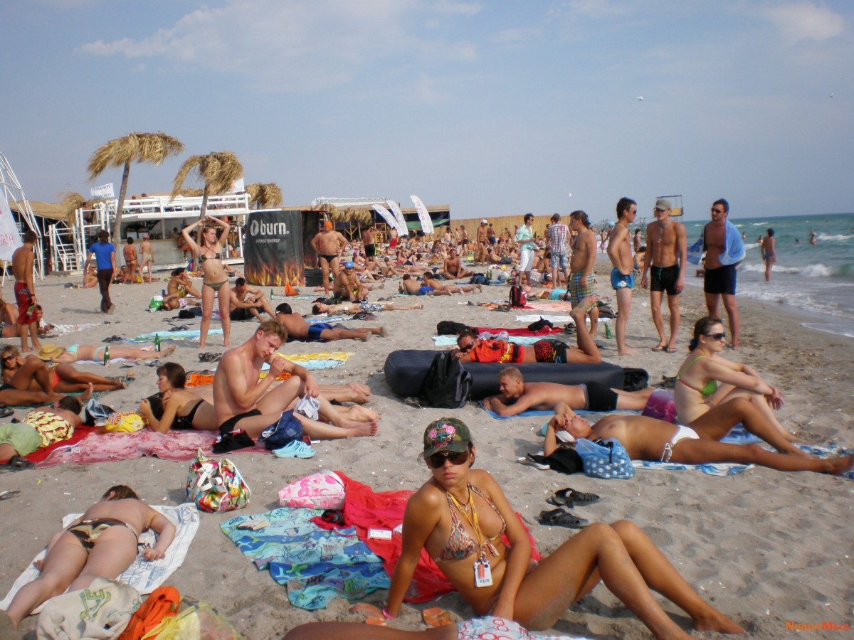 Nudism-Beach-Party-84485651.jpg