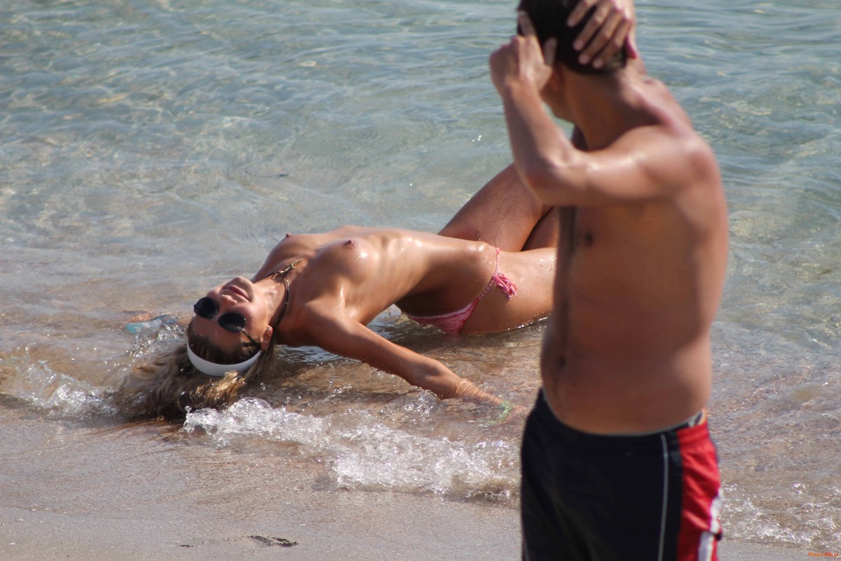 Nudism-Beach-Party-84534624.jpg