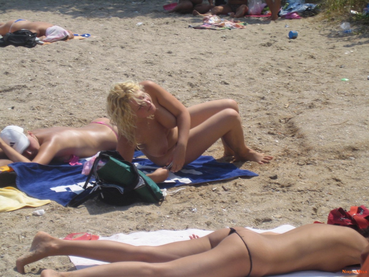 Nudism-Beach-Party-84638578.jpg