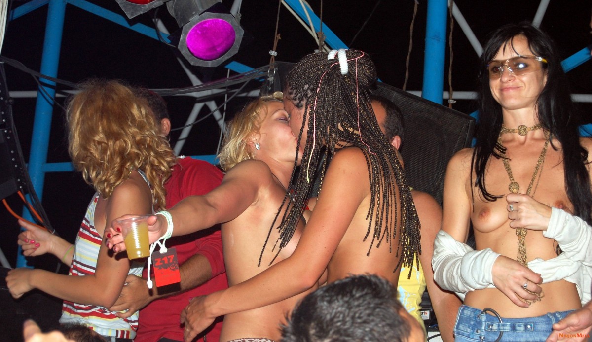 Nudism-Beach-Party-84687674.jpg