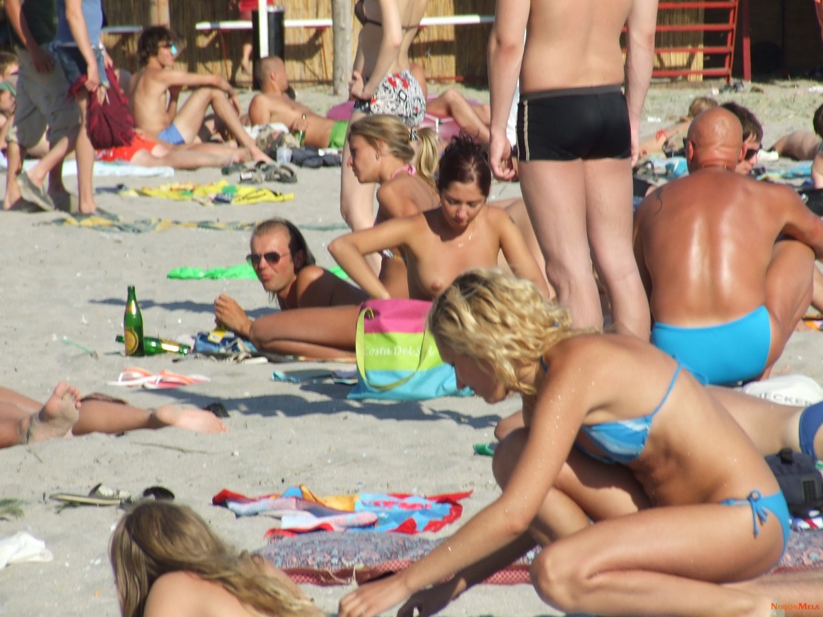 Nudism-Beach-Party-84836746.jpg