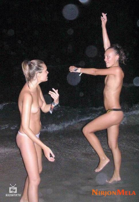 Nudism-Beach-Party-84847032.jpg