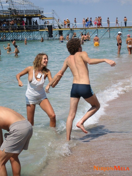 Nudism-Beach-Party-84954673.jpg