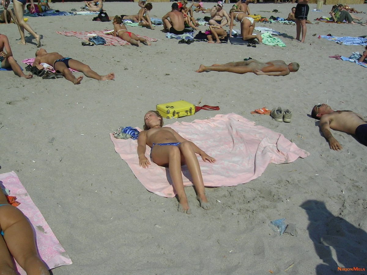 Nudism-Beach-Party-85117359.jpg