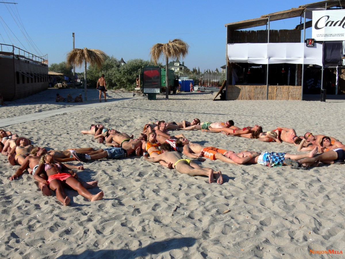 Nudism-Beach-Party-85225064.jpg