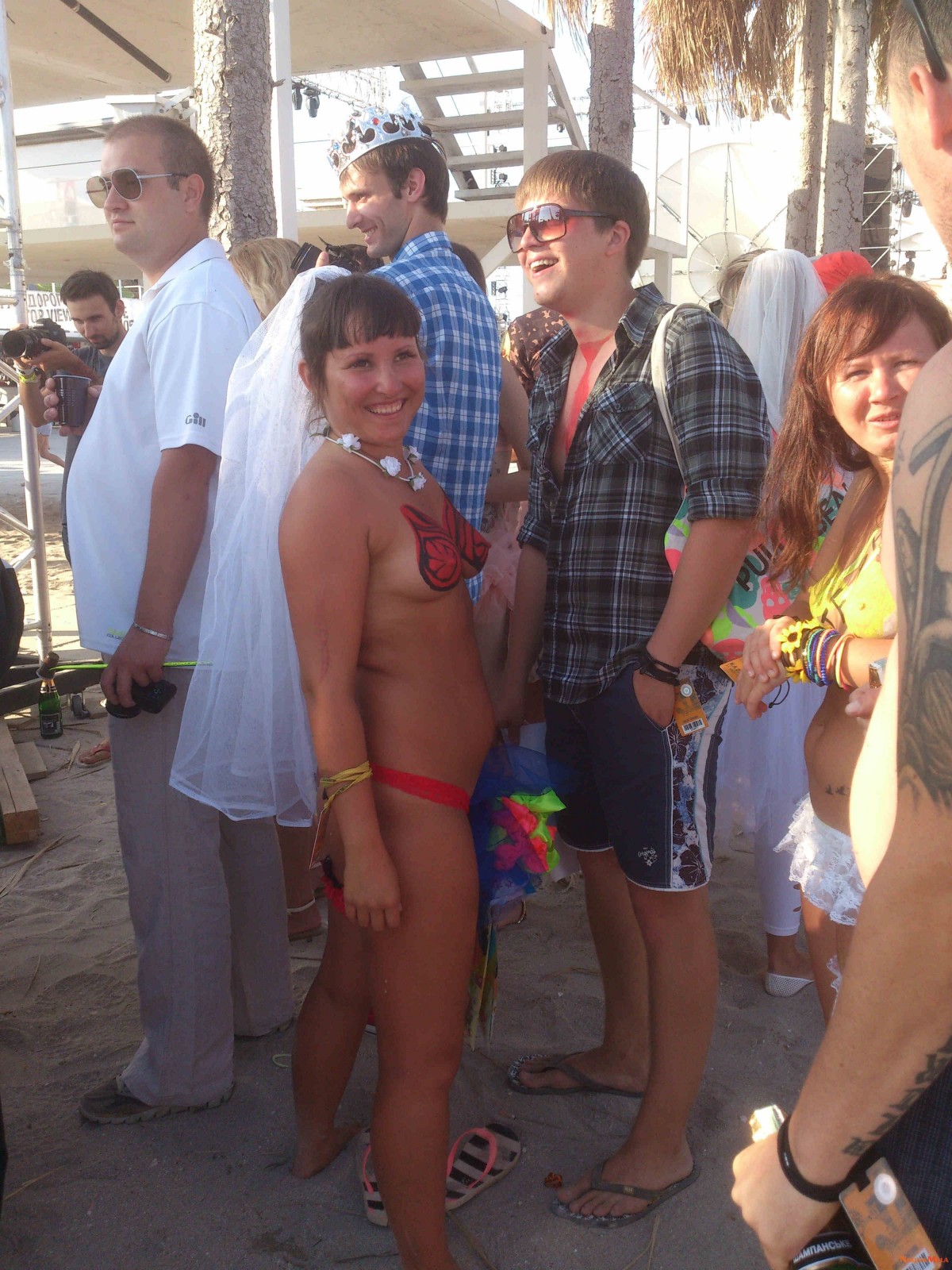 Nudism-Beach-Party-85382128.jpg