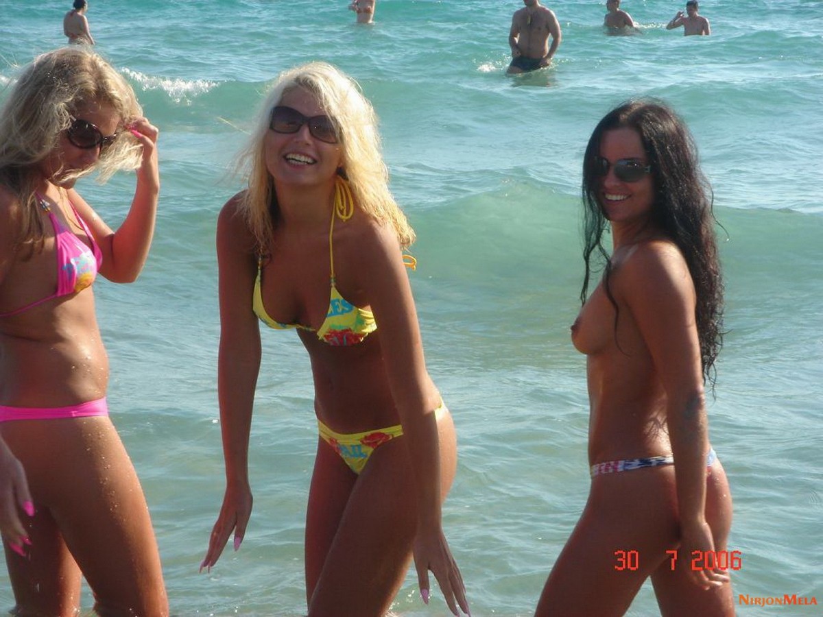 Nudism-Beach-Party-85417483.jpg