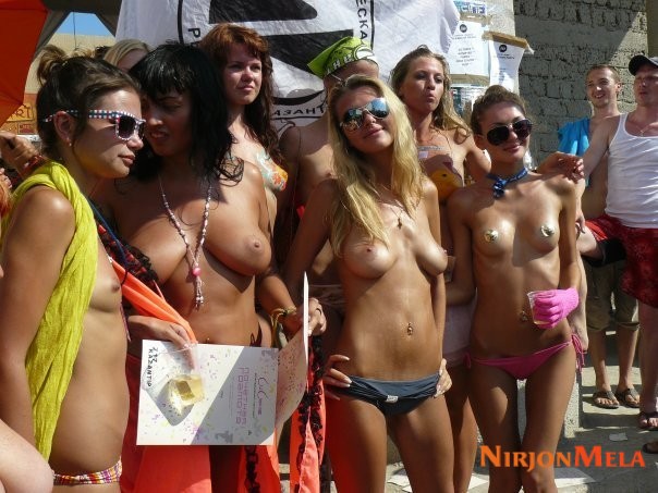 Nudism-Beach-Party-85487507.jpg