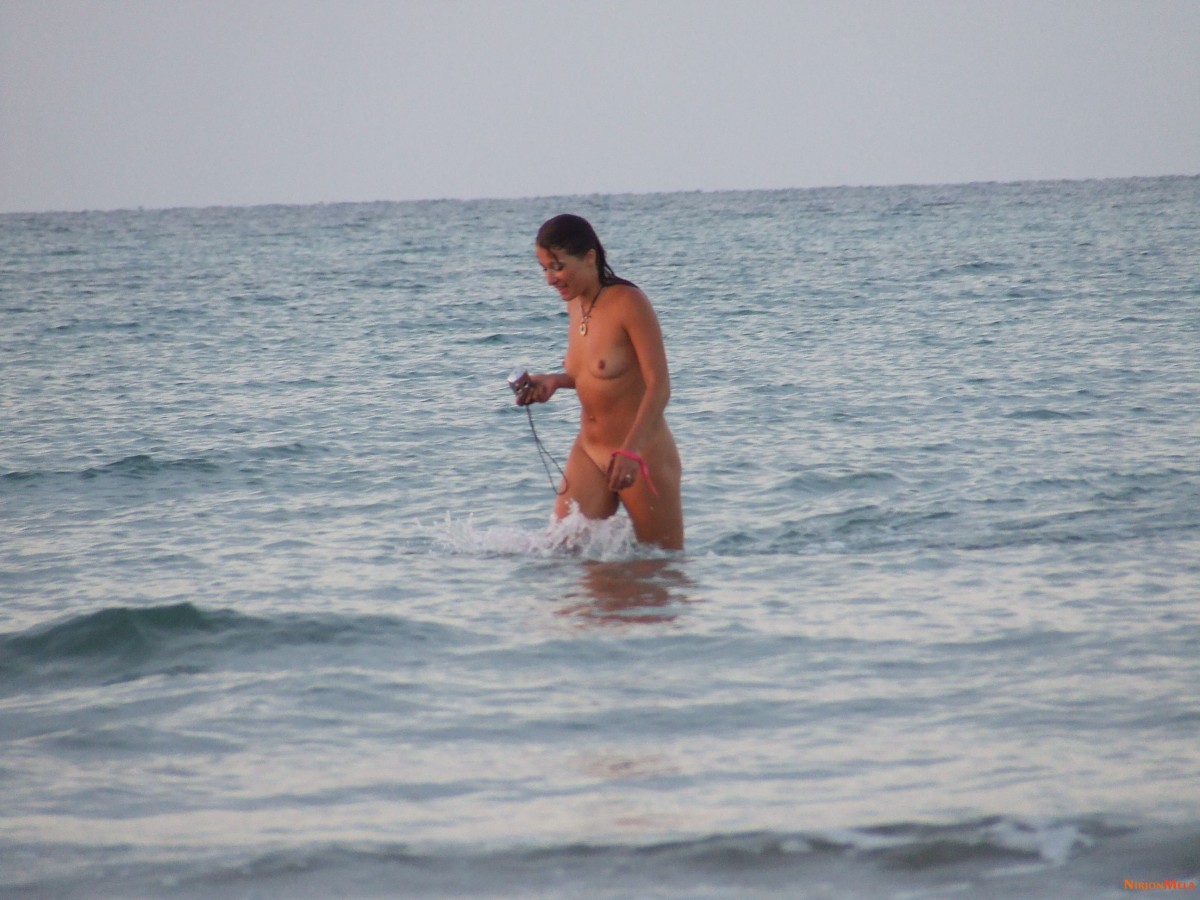 Nudism-Beach-Party-85524211.jpg