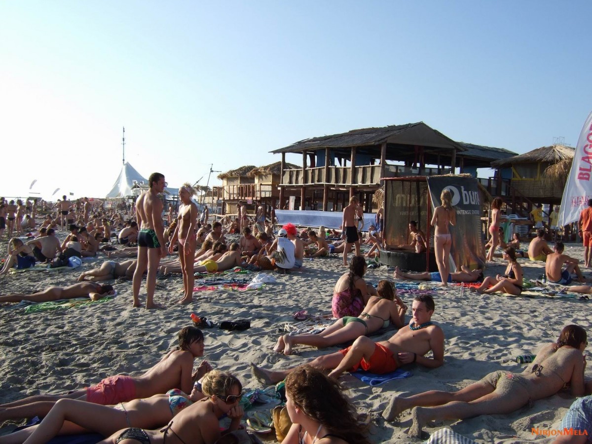 Nudism-Beach-Party-85553775.jpg