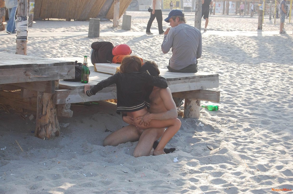 Nudism-Beach-Party-85575725.jpg