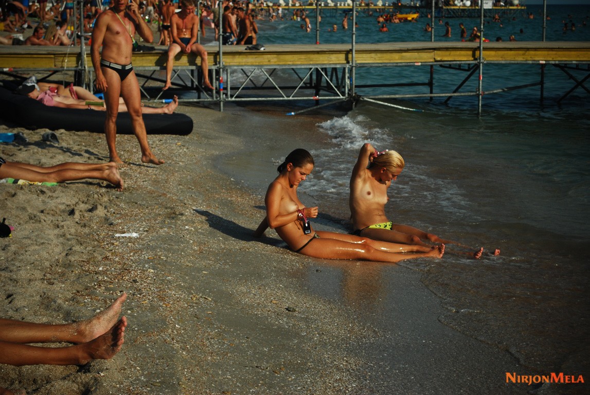 Nudism-Beach-Party-85661487.jpg