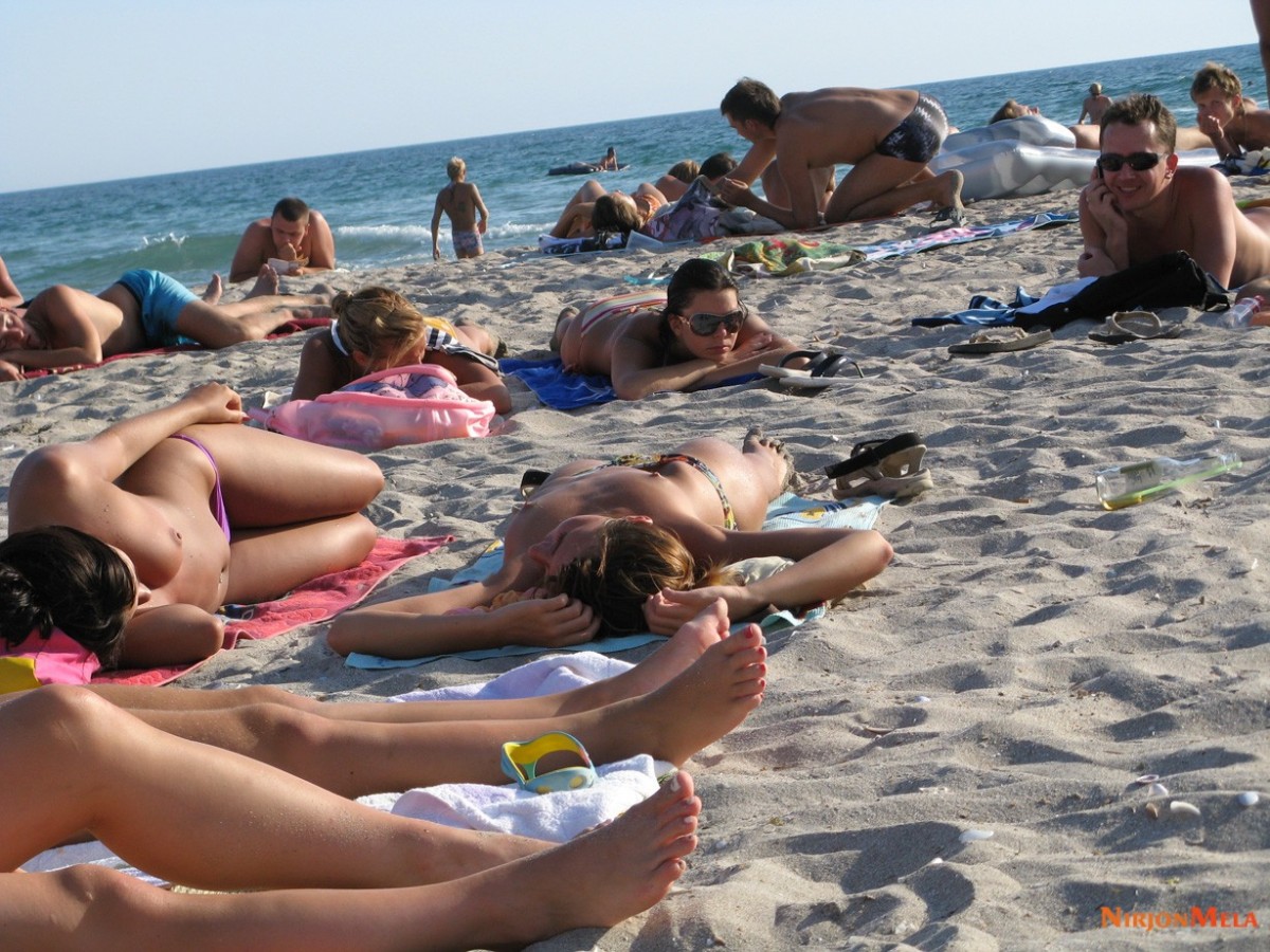 Nudism-Beach-Party-85721825.jpg