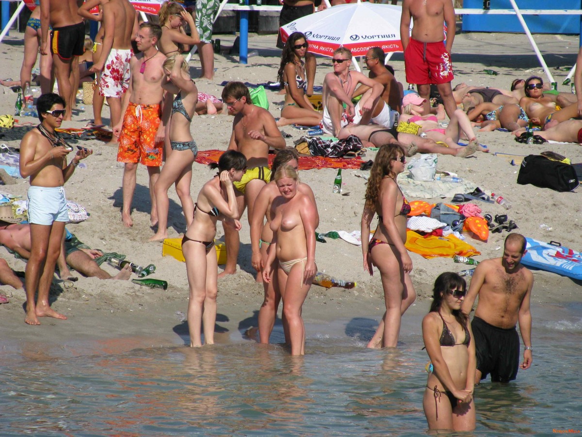 Nudism-Beach-Party-85842467.jpg