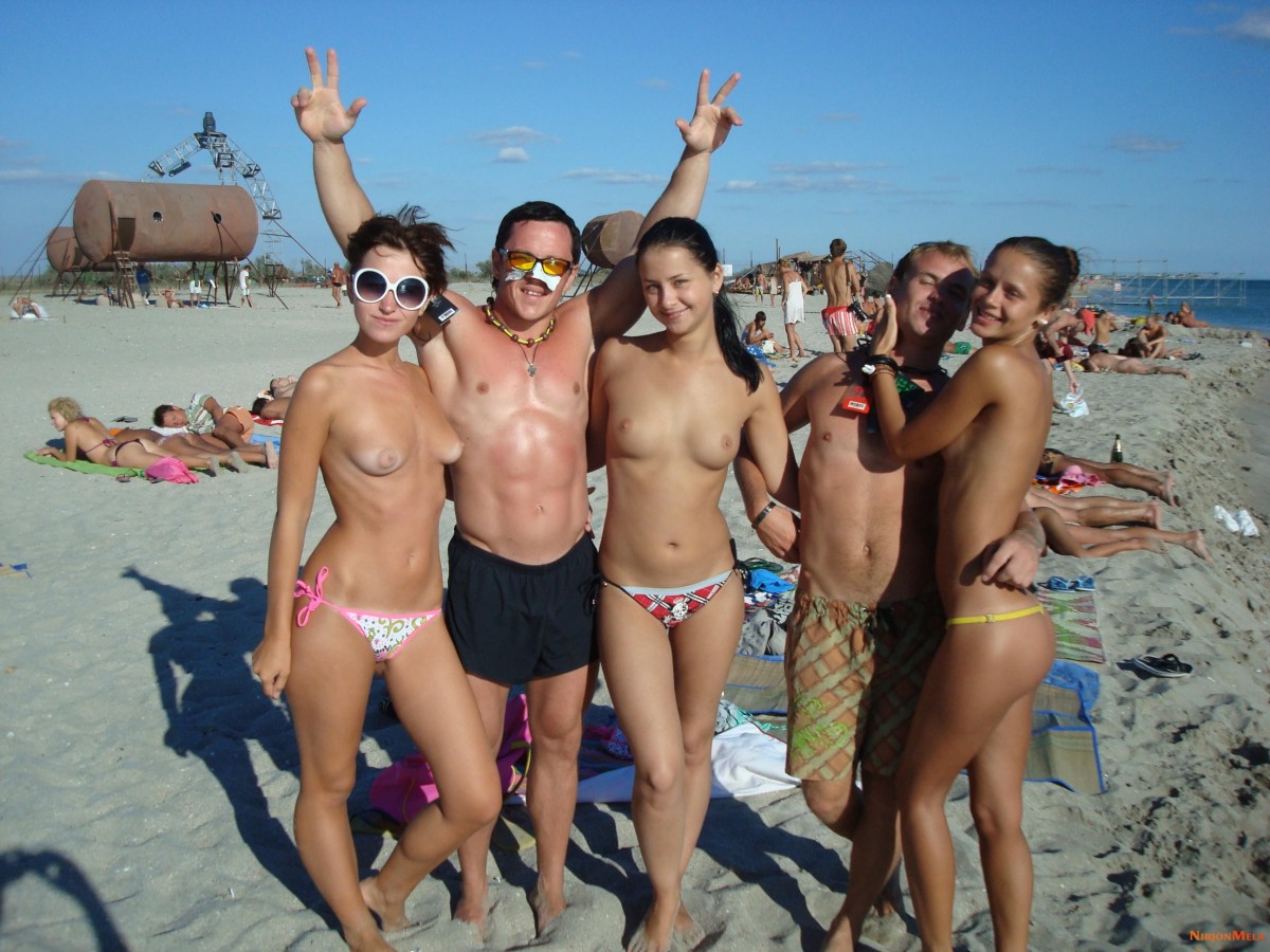 Nudism-Beach-Party-85958212.jpg