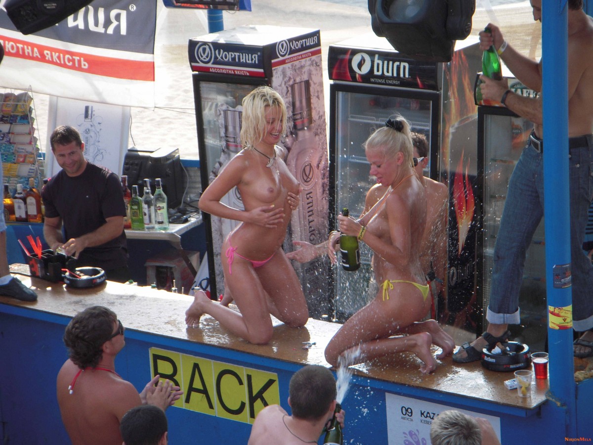 Nudism-Beach-Party-86150514.jpg