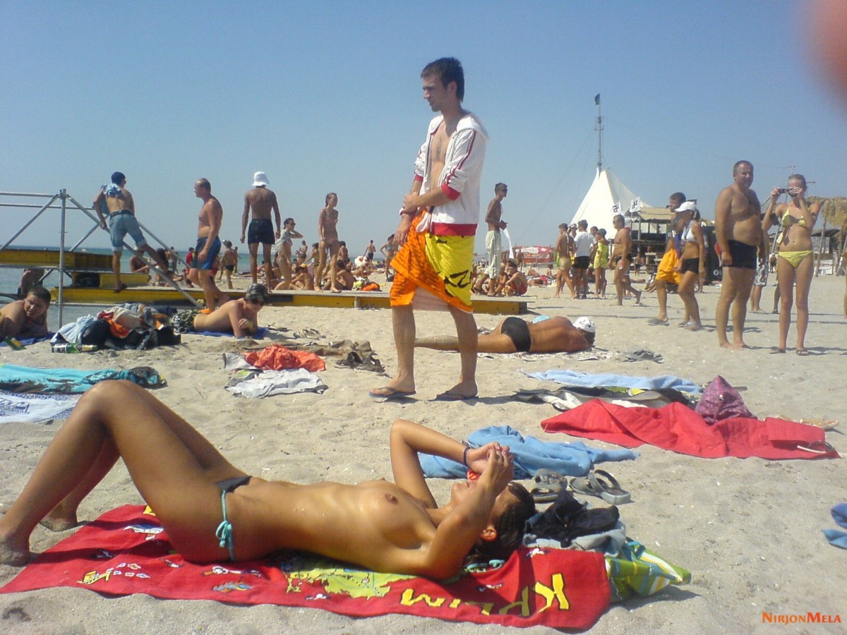 Nudism-Beach-Party-86258107.jpg