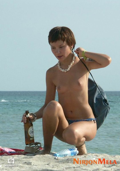 Nudism-Beach-Party-86272124.jpg