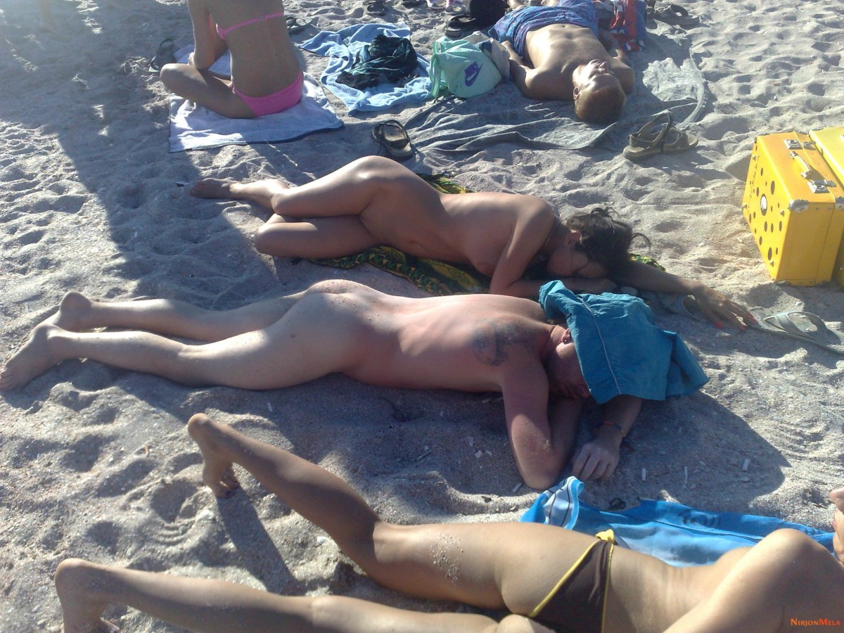 Nudism-Beach-Party-86366284.jpg