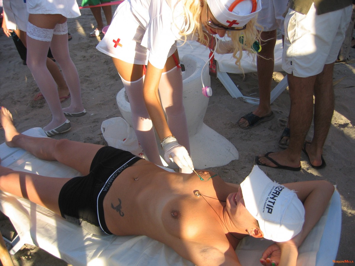 Nudism-Beach-Party-86680500.jpg