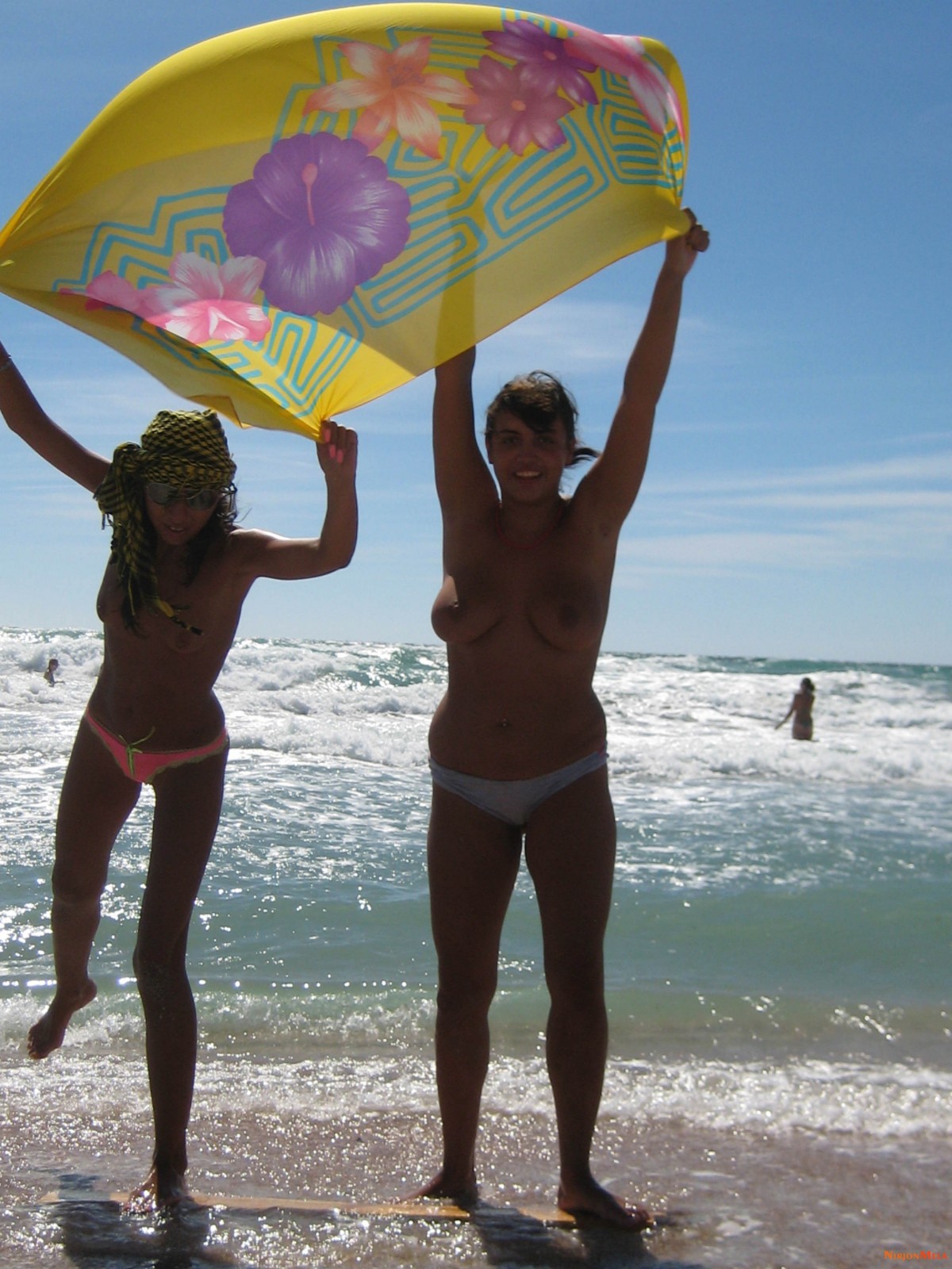 Nudism-Beach-Party-87143264.jpg