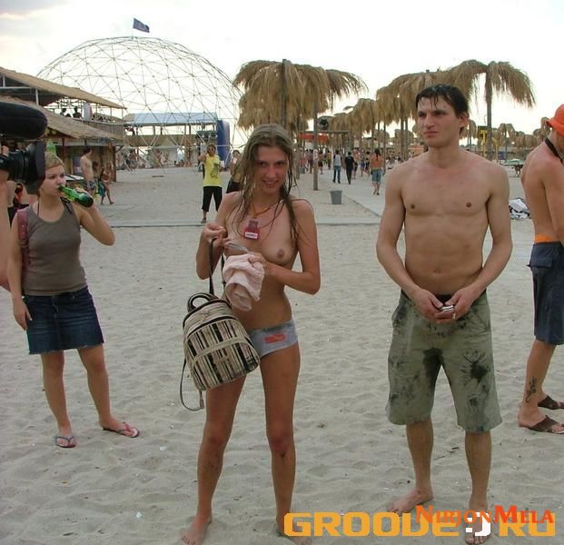 Nudism-Beach-Party-87284119.jpg