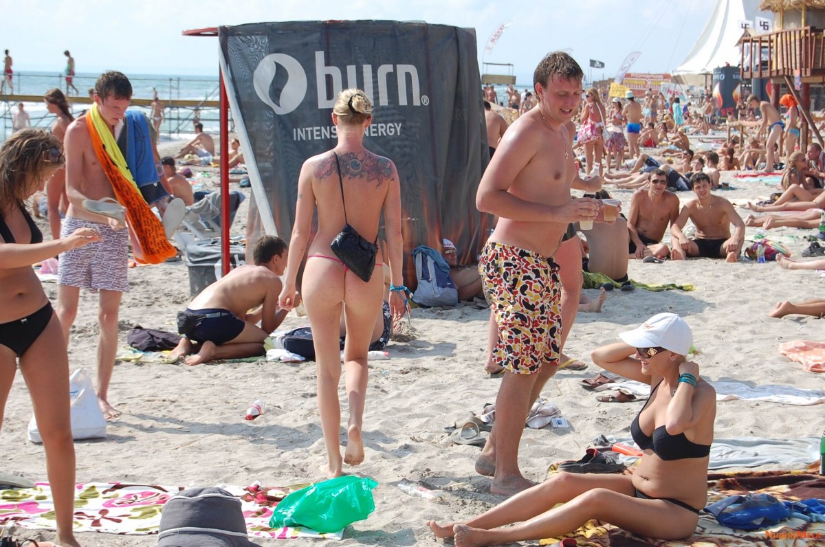 Nudism-Beach-Party-87489336.jpg