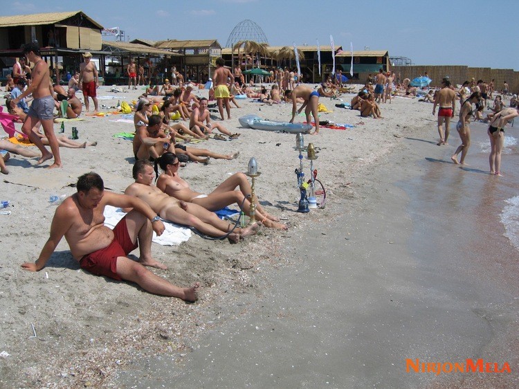 Nudism-Beach-Party-87622607.jpg