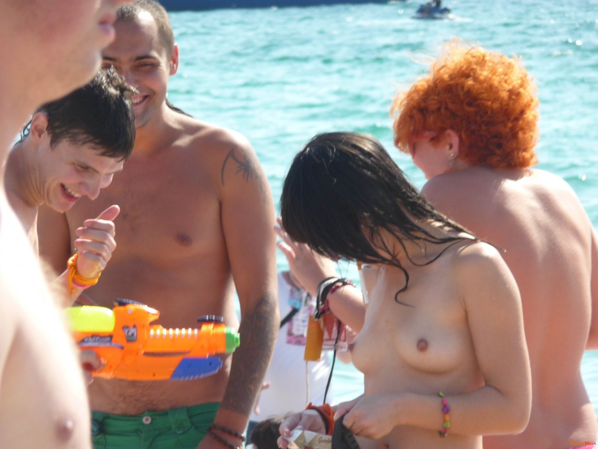 Nudism-Beach-Party-87635534.jpg