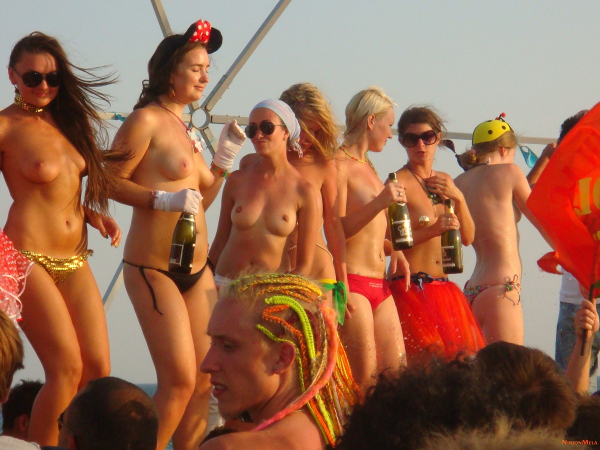 Nudism-Beach-Party-87688148.jpg