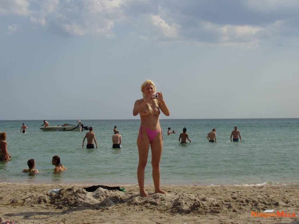 Nudism-Beach-Party-87735319.jpg