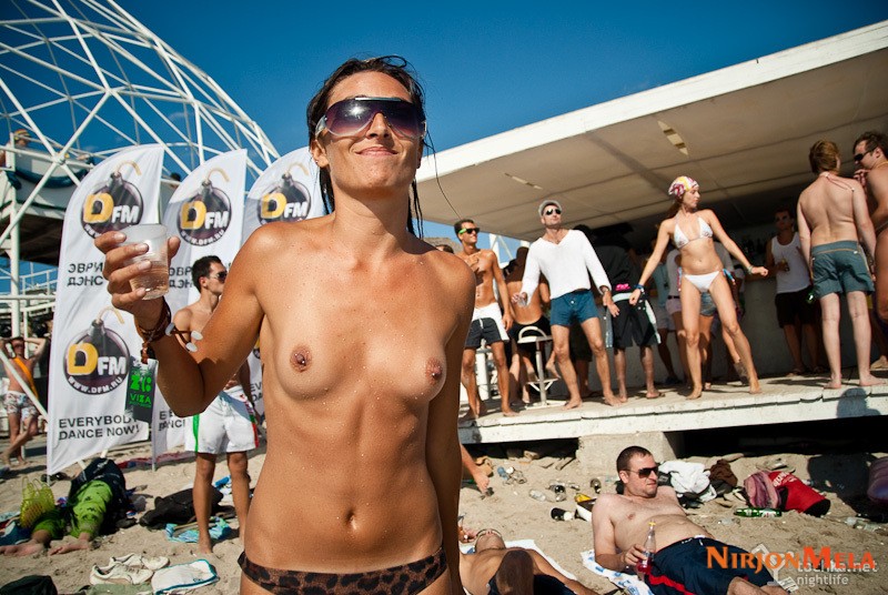 Nudism-Beach-Party-88056144.jpg