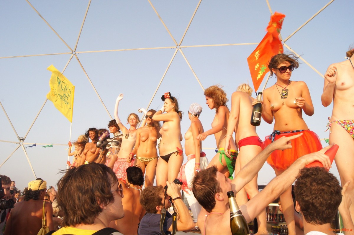 Nudism-Beach-Party-88162875.jpg