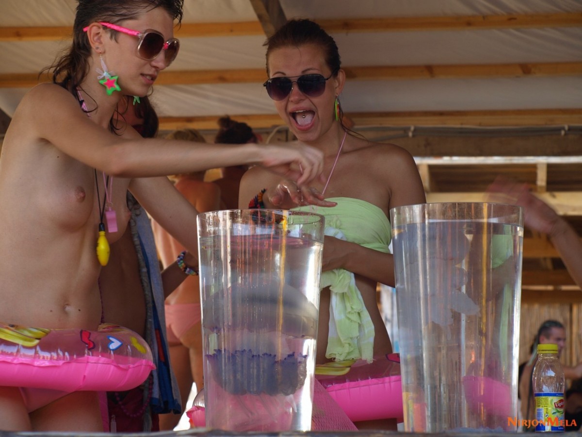 Nudism-Beach-Party-88526303.jpg