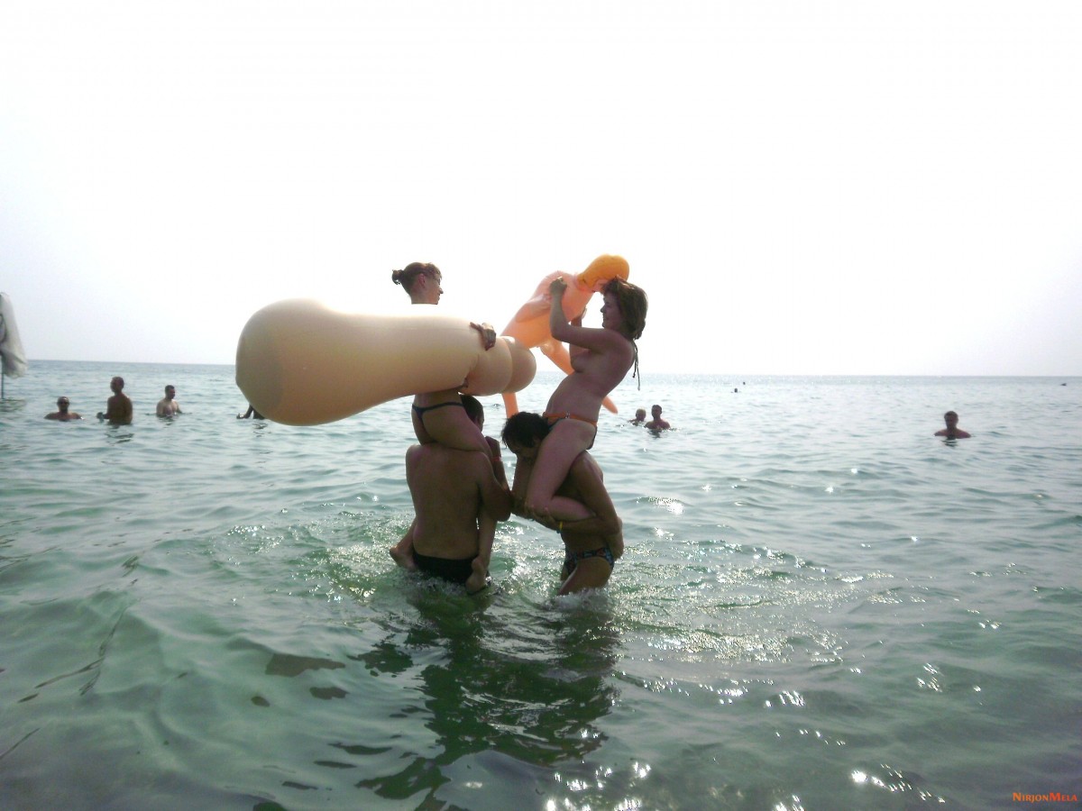 Nudism-Beach-Party-88568287.jpg