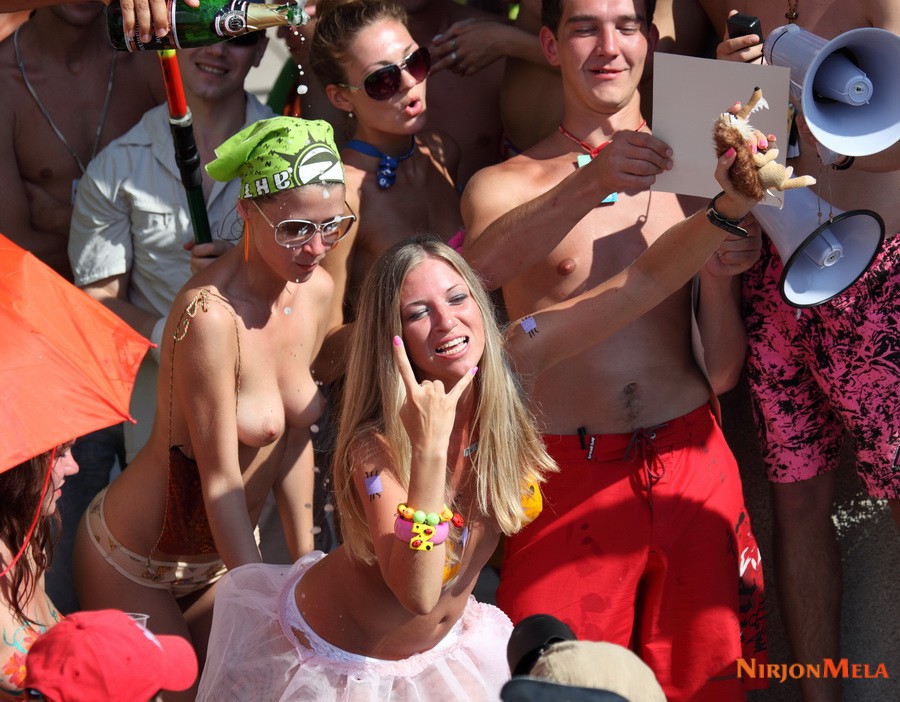 Nudism-Beach-Party-88686487.jpg