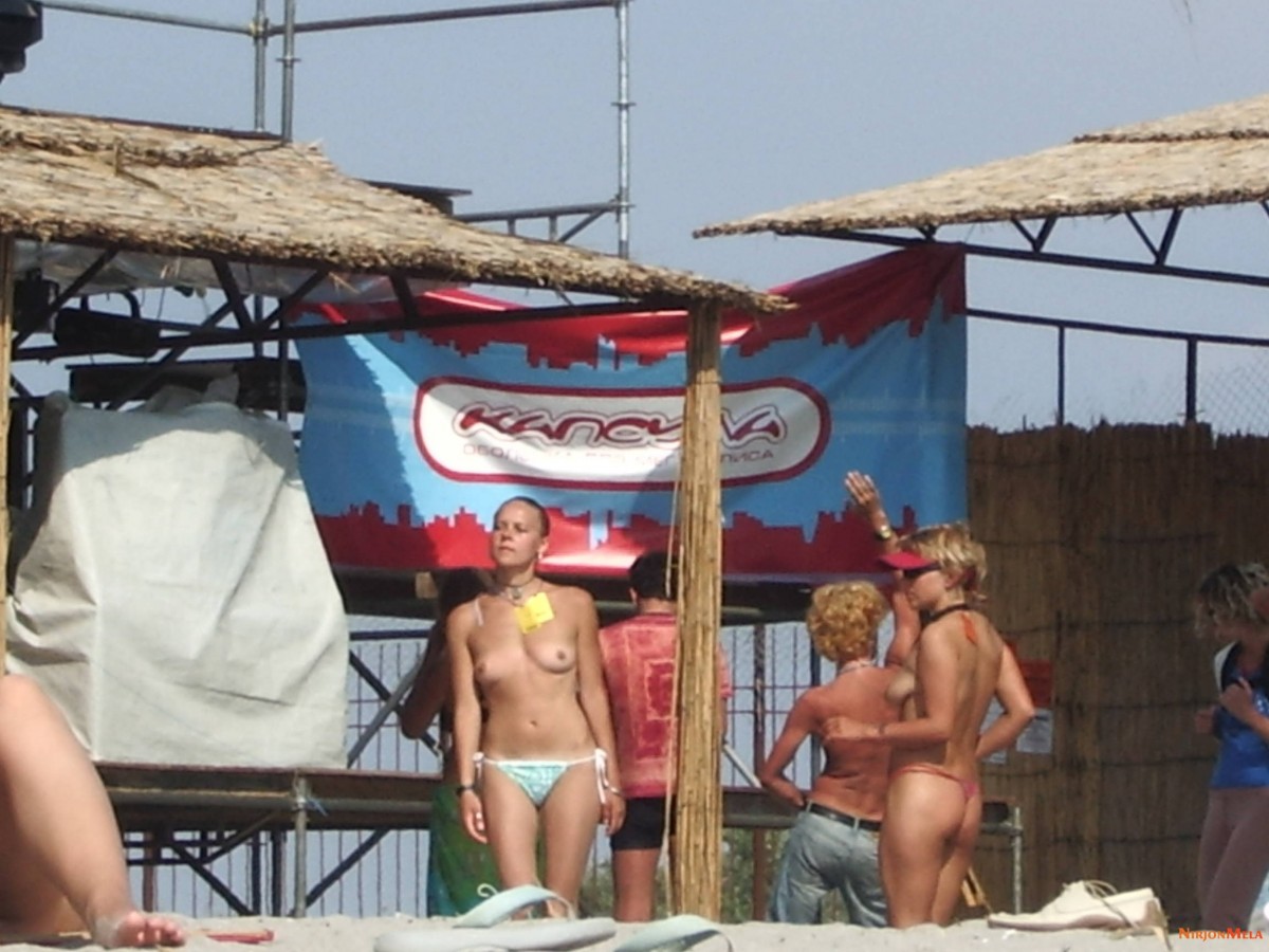 Nudism-Beach-Party-88882149.jpg