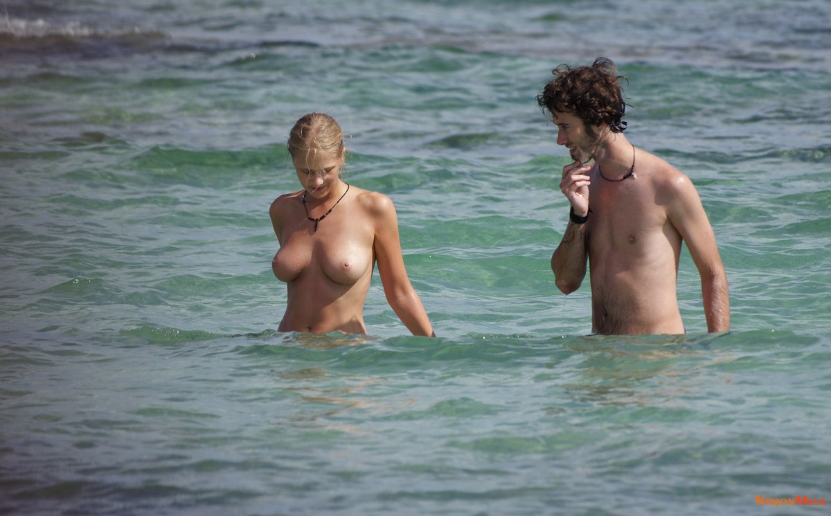 Nudism-Beach-Party-88887156.jpg