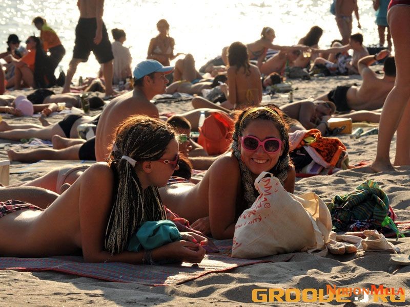 Nudism-Beach-Party-88897525.jpg