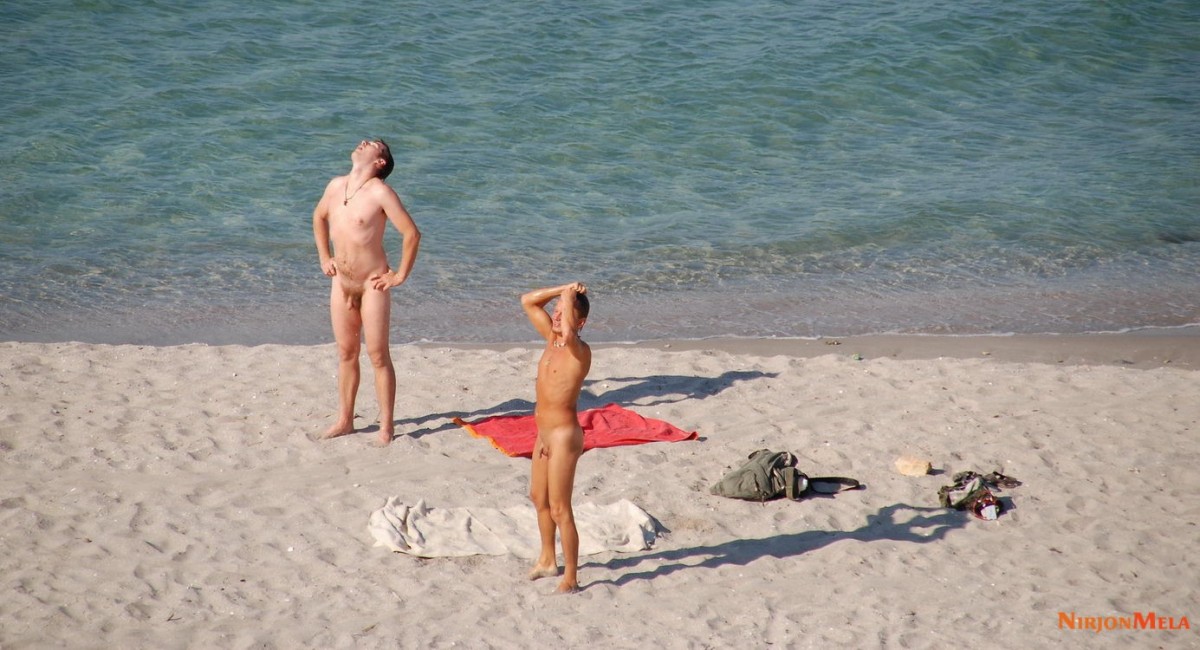 Nudism-Beach-Party-88914573.jpg