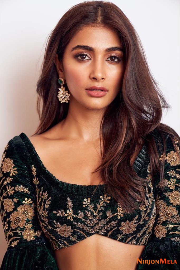 Pooja_Hegde_black-4.jpg